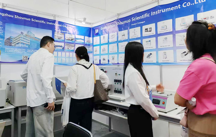 工作人員為參會(huì)人介紹包裝檢測(cè)儀器